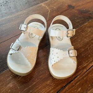 White Footmates Eco-Ariel waterproof sandal, size 7